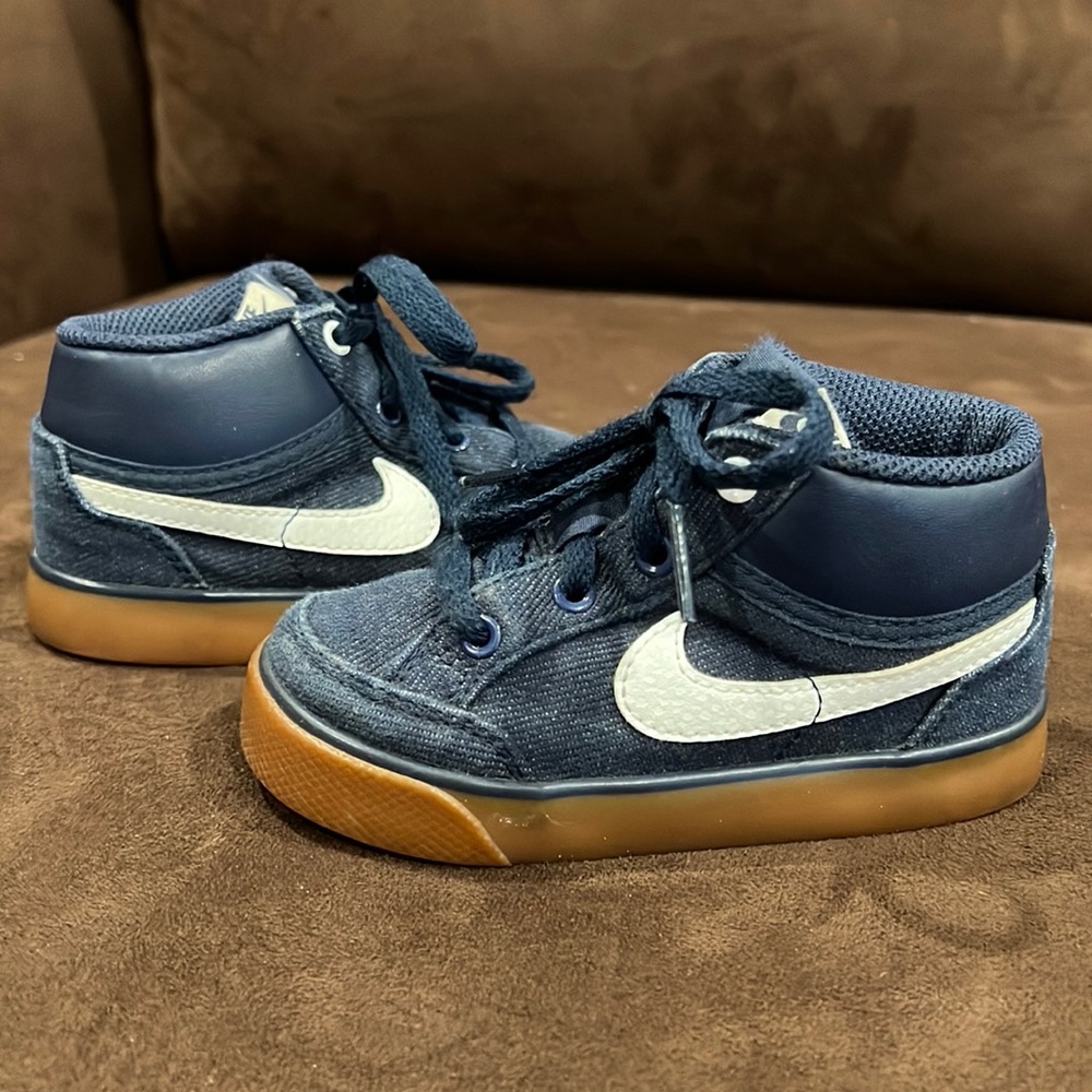 Nike shoes (size 7 toddler)